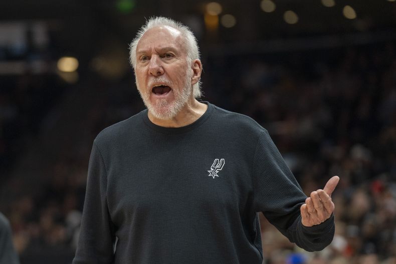 El entrenador de los Spurs de San Antonio Gregg Popovich durante el partido contra el Jazz de Utah, el jueves 31 de octubre de 2024, en Salt Lake City. (AP Foto/Rick Egan)