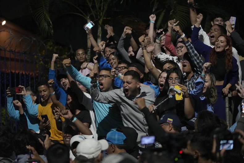 Simpatizantes de la aspirante opositora María Corina Machado, en el centro, festejan después de escuchar los resultados que le daban como ganadora de las primarias de la oposición, en su sede de campaña en Caracas, Venezuela, el domingo 22 de octubre de 22, 2023. Machado corre para enfrentar en las presidenciales de 2024 a Nicolas Maduro. (AP Foto/Ariana Cubillos)