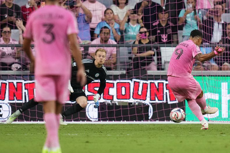 El uruguayo Luis Suárez, del Inter Miami, convierte un penal frente a Chris Brady, del Fire de Chicago, en un duelo de la MLS realizado el miércoles 22 de julio de 2026 (AP Foto/Lynne Sladky)