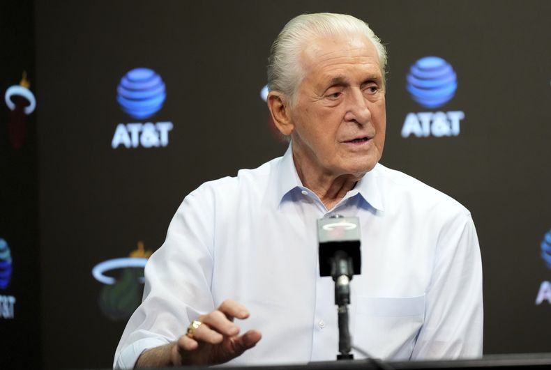 ARCHIVO - El presidente del Heat de Miami Pat Riley durante una rueda de prensa, el 9 de febrero de 2025. (AP Photo/Lynne Sladky)