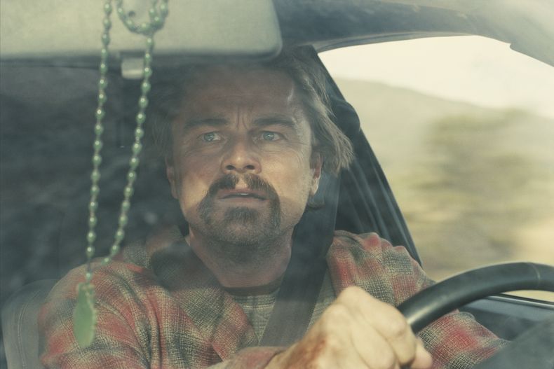 Esta imagen publicada por Warner Bros. Pictures muestra a Leonardo DiCaprio en una escena de One Battle After Another. (Warner Bros. Pictures via AP)