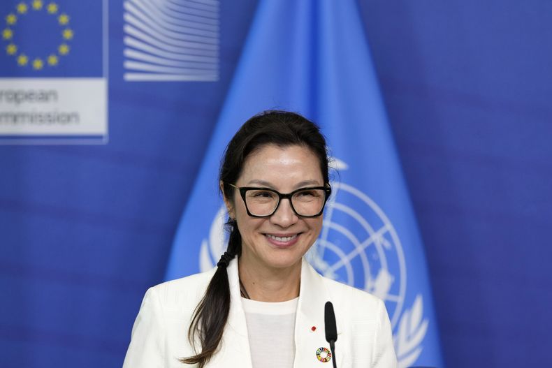 En foto del miércoles 20 de septiembre del 2023, Michelle Yoeh, ganadora del Oscar y embajador de la buena voluntad de UNDP habla con la prensa durante una conferencia de seguridad al volante. El martes 17 de octubre del 2023, Yeoh es elegida junto a otras 7 personas como nuevo miembro del COI. (AP Foto/Virginia Mayo)