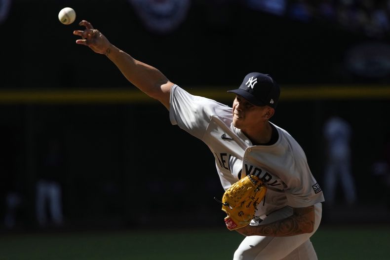 El nicaragüense Jonathan Loáisiga, lanzador de los Yankees de Nueva York, labora ante los Diamondbacks de Arizona en esta foto del miércoles 3 de abril de 2024 (AP Foto/Rick Scuteri)