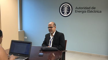 El director interino de la Autoridad de Energía Eléctrica (AEE), Justo González, responde a preguntas de la prensa.