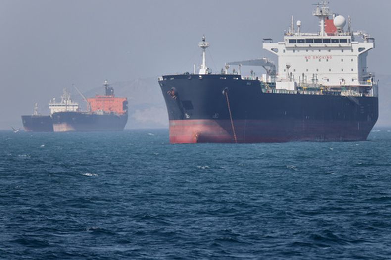 Buques petroleros frente a Bandar Abbas, Irán, en el Estrecho de Ormuz, el 2 de mayo del 2026. (Amirhosein Khorgooi/ISNA via AP)