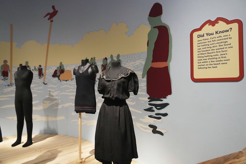 Piezas de la exposición Waves of Style Swimwear Through the Decades, que recorre la historia de los trajes de baño en el último siglo, en el Museo HistoryMiami, el 7 de mayo de 2025, en Miami. (AP Foto/Lynne Sladky)