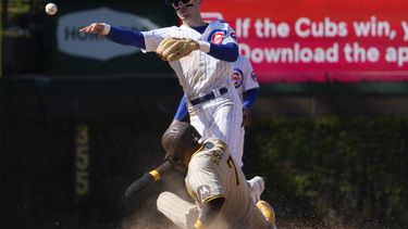 Nico Hoerner de los Cachorros de Chicago saca out en segunda base a Nelson Cruz de los Padres de San Diego, el jueves 27 de abril de 2023. (AP Foto/Nam Y. Huh)