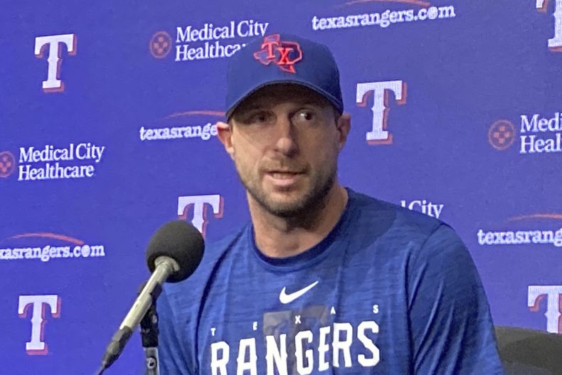 El pitcher Max Scherzer responde en una conferencia de prensa que marcó su presentación con los Rangers de Texas, el martes 1 de agosto de 2023 (AP Foto/Stephen Hawkins)