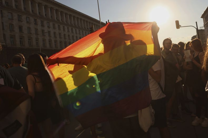 Manifestantes se concentran frente al Parlamento de Bulgaria, el jueves 8 de agosto de 2024 en Sofía, Bulgaria, para denunciar una controvertida enmienda legal aprobada el día anterior que prohíbe hablar de LGBTQ+ y de las llamadas opciones sexuales no tradicionales en las escuelas. (AP Foto/Valentina Petrova)