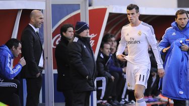 americateve | El jugador del Real Madrid, Gareth Bale, segundo desde la derecha, sale de la cancha durante un partido contra Osasuna el s&aacute;bado, 14 de diciembre de 2013, en Pamplona, Espa&ntilde;a.(AP Photo/Alvaro Barrientos)