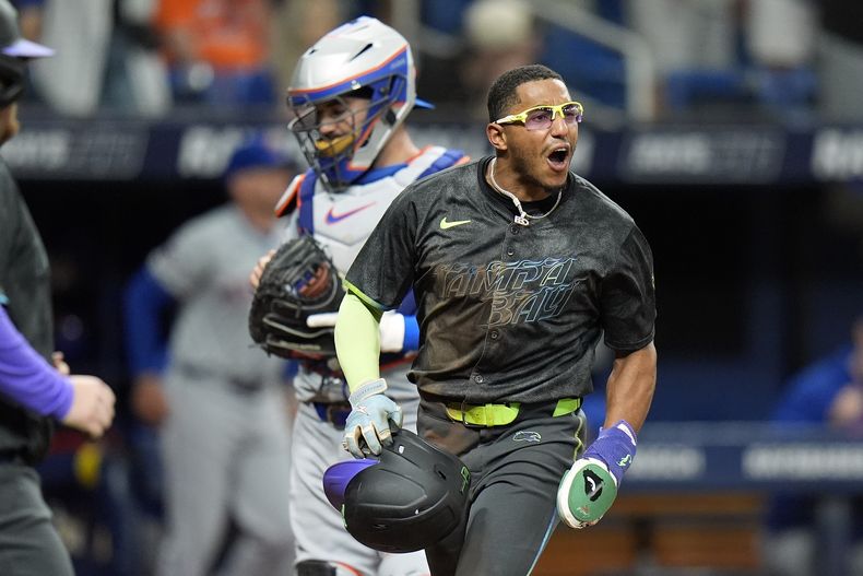 Richie Palacios, de los Rays de Tampa Bay, festeja tras anotar en una base por bolas durante el juego ante los Mets de Nueva York, el sábado 4 de mayo de 2024 (AP Foto/Chris OMeara)