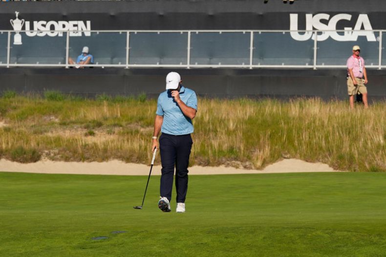 Rory McIlroy, de Irlanda del Norte, reacciona tras fallar un putt en el hoyo 16 durante la tercera ronda del torneo de golf Abierto de EE. UU. en el Shinnecock Hills Golf Club en Southampton, Nueva York, el sábado 20 de junio de 2026. (Foto AP/David J. Phillip)