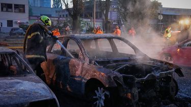 Personal de servicios de emergencia trabaja para extinguir un incendio tras los ataques con misiles rusos en Kiev, Ucrania, el sábado 1 de agosto de 2026. (AP Foto/Efrem Lukatsky)