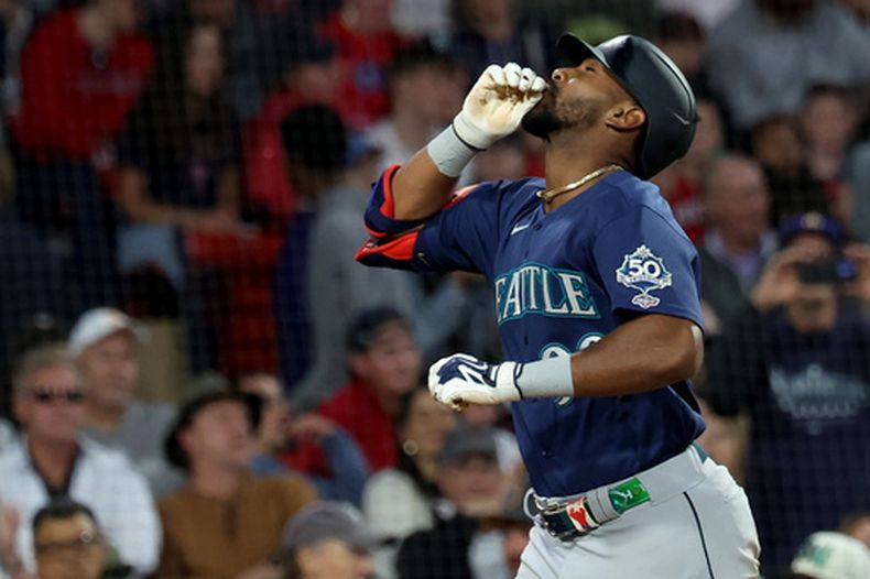 El cubano Lázaro Montes, de los Marineros de Seattle, celebra su cuadrangular en el juego ante los Medias Rojas de Boston, el martes 1 de septiembre de 2026 (AP Foto/Mark Stockwell)