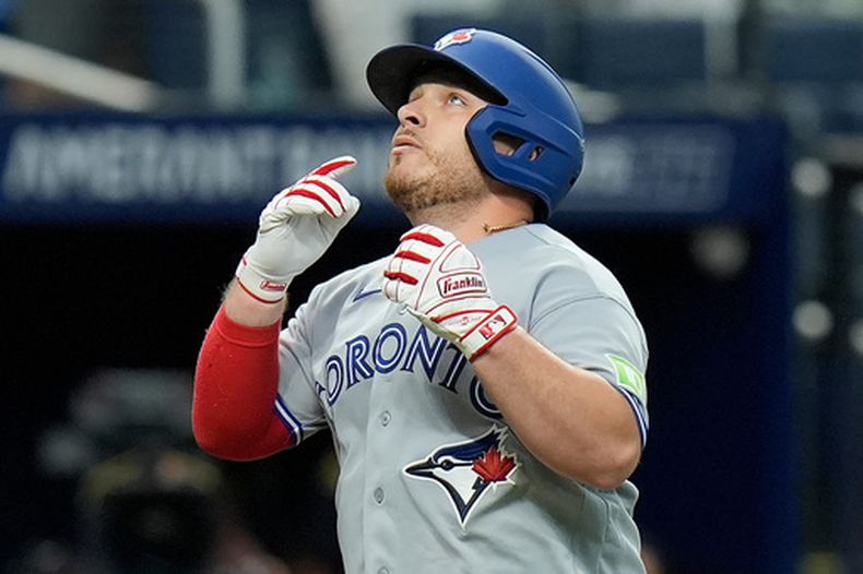 El mexicano Alejandro Kirk, de los Azulejos de Toronto, festeja su jonrón de dos carreras ante los Rays de Tampa Bay, el martes 18 de agosto de 2026 (AP Foto/Chris OMeara)
