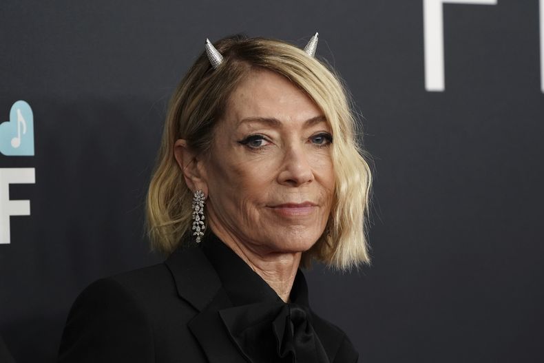 Kim Gordon llega a la 67ª entrega anual de los Grammy el domingo 2 de febrero de 2025 en Los Ángeles. (Foto Jordan Strauss/Invision/AP)