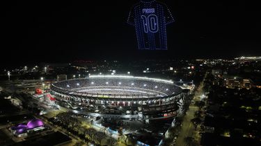 Al finalizar el último partido de Lionel Messi con la selección argentina en un amistoso Benín, se pudo ver una exhibición de drones que representaba la camiseta del jugador en el estadio Monumental de Buenos Aires, Argentina, martes Oct.6, 2026. (AP Foto/Julián Bongiovanni)