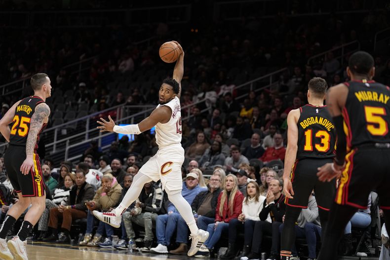 Donovan Mitchell, base de los Cavaliers de Cleveland, busca enviar un pase en la segunda mitad del encuentro ante los Hawks de Atlanta, el sábado 20 de enero de 2024 (AP Foto/Brynn Anderson)