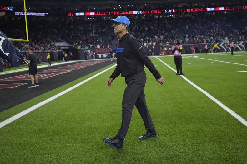 Jim Harbaugh, entrenador de los Chargers de Los Ángeles, abandona el campo luego de un partido de playoffs ante los Texans de Houston, el sábado 11 de enero de 2025 (AP Foto/Ashley Landis)