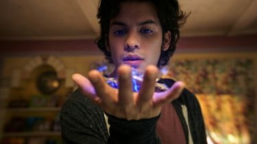 En esta imagen proporcionada por Warner Bros. Pictures, Xolo Maridueña en una escena de Blue Beetle. (Warner Bros. Pictures vía AP)