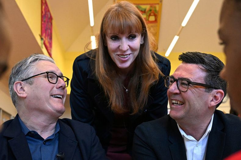 ARCHIVO - El primer ministro de Reino Unido, Keir Starmer (izquierda), la ex primera ministra, Angela Rayner, y el alcalde de Manchester, Andy Burnham, durante una visita a una escuela de primaria en Ashton-under-Lyne, en el noroeste de Inglaterra, el 13 de abril de 2026. (Paul Ellis/Pool Foto via AP, archivo)