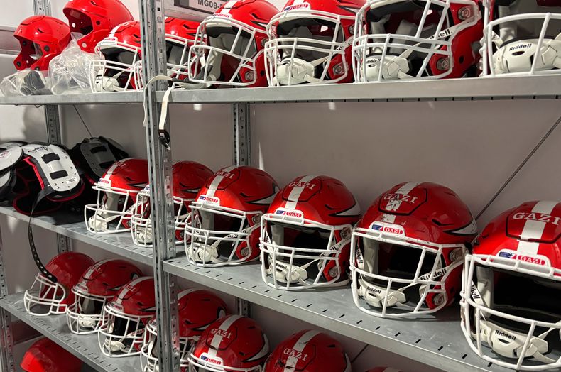 Cascos de los Madrid Bravos en las instalaciones del equipo de fútbol americano creado en el 2023 para la Liga Europea de Fútbol el 4 de noviembre del 2025. (AP Foto/Tales Azzoni)