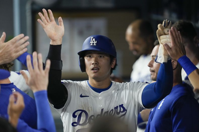 Shohei Ohtani, bateador designado de los Dodgers de Los Ángeles, festeja luego de anotar en el juego ante los Marineros de Seattle, el miércoles 21 de agosto de 2024 (AP Foto/Ashley Landis)