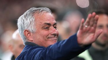 ARCHIVO - El director técnico del Benfica, José Mourinho, llega para un partido de fútbol de la fase inicial de la Liga de Campeones entre el SL Benfica y el Real Madrid en Lisboa, Portugal, el martes 17 de febrero de 2026. (Foto AP/Pedro Rocha, Archivo)