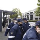 Policías reunidos fuera de la Corte de Distrito de Kioto en Kioto, Japón el jueves 25 de enero de 2024, antes de la sentencia de Shinji Aoba, quien confesó provocar un incendio en un estudio de Kyoto Animation Co. por el que murieron 36 personas en julio de 2019. Aoba fue sentenciado a muerte. (Miki Matsuzaki/Kyodo News via AP)