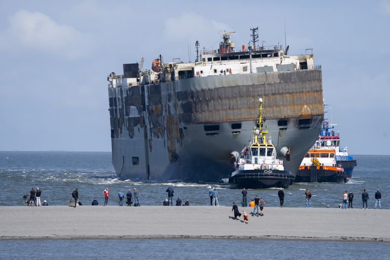 El buque de carga Fremantle Highway, que se había incendiado, es llevado a puerto en Eemshaven, Holanda, el 3 de agosto del 2023. (AP foto/Peter Dejong)
