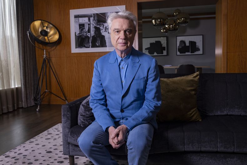 David Byrne de la banda Talking Heads posa para promover la reedición de la película Stop Making Sense en el Festival Internacional de Cine de Toronto el lunes 11 de septiembre de 2023, en Toronto. (Foto Joel C Ryan/Invision/AP)