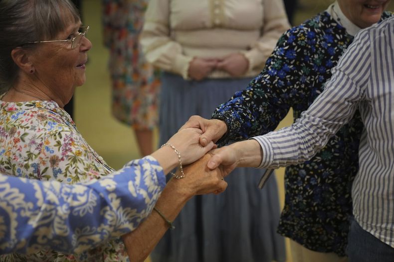 Miembros de Hampshire Regency Dancers practican danza en Winchester, Inglaterra, el 10 de septiembre de 2025, antes del Festival Jane Austen de 10 días que comienza el viernes. (Foto AP/Joanna Chan)