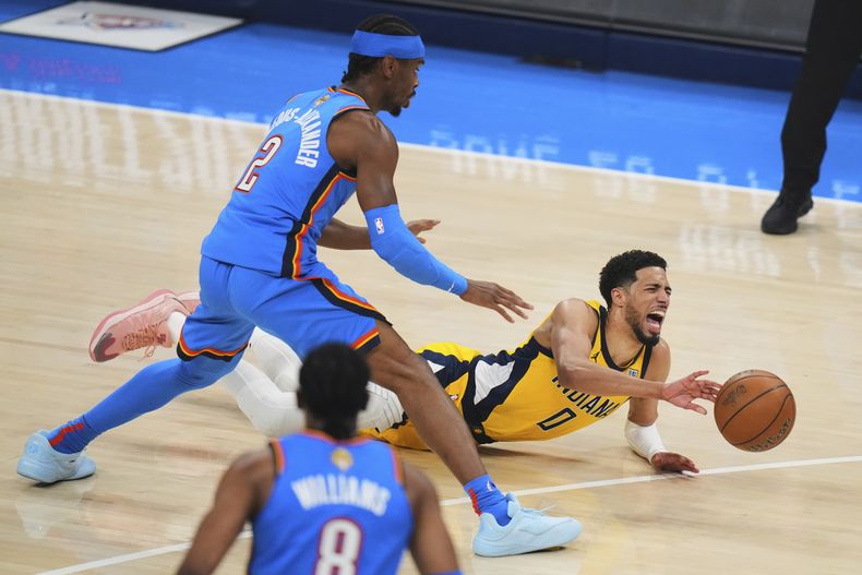 Tyrese Haliburton (0), de los Pacers de Indiana, cae a la duela luego de sufrir una lesión en la parte baja de la pierna derecha durante la primera mitad del séptimo y decisivo juego de las Finales de la NBA frente al Thunder de Oklahoma City, el domingo 22 de junio de 2025, en Oklahoma City. (AP Foto/Nate Billings)
