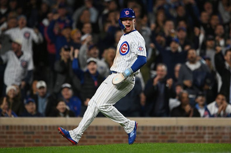 Pete Crow-Armstrong de los Cachorros de Chicago celebra al anotar una carrera durante el sexto inning contra los Marlins de Miami, el martes 22 de septiembre de 2026, en Chicago. (AP Foto/Paul Beaty)