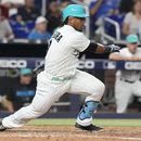 Jean Segura (9), de los Marlins de Miami, conecta un sencillo que impulsó la carrera de la victoria en la novena entrada del juego de béisbol en contra de los Cachorros de Chicago, el viernes 28 de abril de 2023, en Miami. Los Marlins vencieron 3-2 a los Cachorros. (AP Foto/Marta Lavandier)