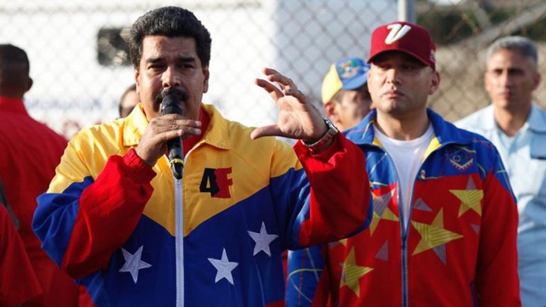 La iniciativa busca incentivar la entrega voluntaria de armas de fuego en Venezuela, el segundo país más violento del mundo, según la ONU. El mandatario aprobó una inversión de casi 50 millones de dólares