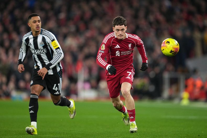 Jacob Ramsey de Newcastle y Florian Wirtz de Liverpool pugnan por el balón en el partido de la Liga Premier, el sábado 31 de enero de 2026, en Liverpool. (AP Foto/Jon Super)