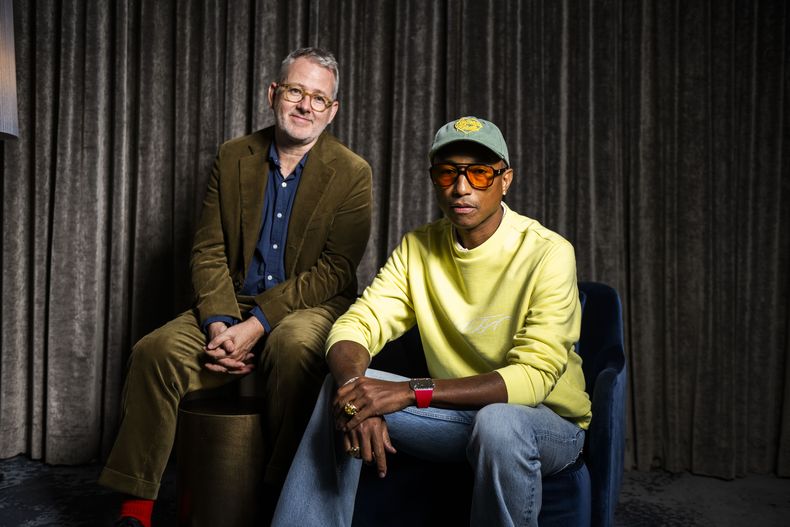 El director Morgan Neville, izquierda, y Pharrell Williams posan para promover la película “Piece by Piece” durante el Festival Internacional de Cine de Toronto, el lunes 9 de septiembre de 2024, en Toronto. (Foto Arthur Mola/Invision/AP)