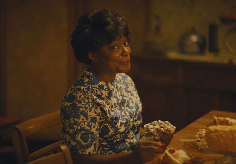 Esta imagen difundida por Amazon/MGM muestra a Aunjanue Ellis-Taylor en una fotografía promocional de la película Nickel Boys. (Orion Pictures/Amazon/MGM via AP)