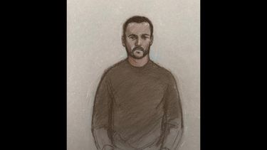Bosquejo artístico de Teddy Young, el miembro de la Marina británica acusado de espionaje, en el tribunal en Londres el 8 de octubre del 2026. (Elizabeth Cook/PA via AP)