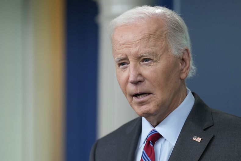 El presidente Joe Biden habla durante una intervención inesperada en la sesión informativa diaria en la Casa Blanca, el viernes 4 de octubre de 2024, en Washington. (AP Foto/Susan Walsh)
