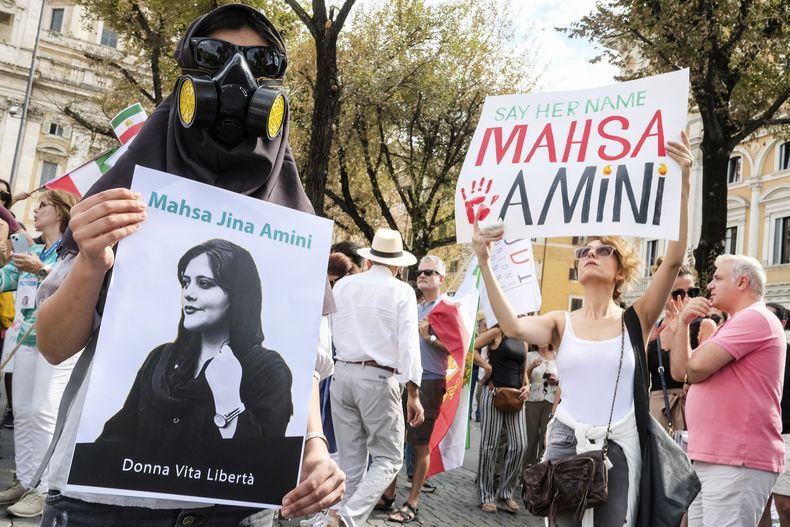 Manifestantes marchan en el primer aniversario de la muerte de Mahsa Amini, en Roma, 16 de setiembre de 2023. Amini murió tras su arresto por la policía de la moral iraní, supuestamente por violar la norma del velo islámico.( Mahsa Amini, la mujer kurda iraní de 22 años muerta estando presa en Irán el año pasado, lo que dio lugar a movilizaciones en el mundo contra la teocracia iraní, ha sido designada finalista del Premio Sajarov, el principal galardón de la Unión Europea por los derechos humanos. (Mauro Scrobogna/LaPresse via AP)