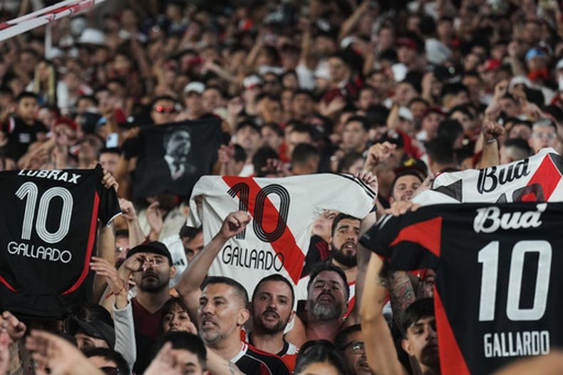 Los hinchas de River Plate muestran camisetas de Marcelo Gallardo, quien se despidió como técnico del club el jueves 26 de febrero de 2026 (AP Foto/Gustavo Garello)