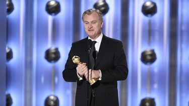 En esta imagen proporcionada por CBS, Christopher Nolan recibe el premio a mejor director por en la 81a edición de los Globos de Oro el domingo 7 de enero de 2024, en el Hotel Beverly Hilton en Beverly Hills, California. (Sonja Flemming/CBS via AP)