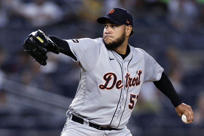 ARCHIVO - Foto del 7 de septiembre del 2023, el abridor de los Tigres de Detroit, el venezolano Eduardo Rodríguez lanza en el encuentro ante los Yanquis de Nueva York. El miércoles 6 de diciembre del 2023, Rodríguez firma con los Diamondbacks. (AP Foto/Adam Hunger, Archivo)