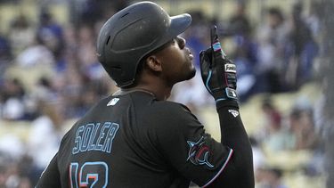 El cubano Jorge Soler, de los Marlins de Miami, festeja tras batear un jonrón solitario en el duelo del viernes 18 de agosto de 2023, ante los Dodgers de Los Ángeles (AP Foto/Mark J. Terrill)