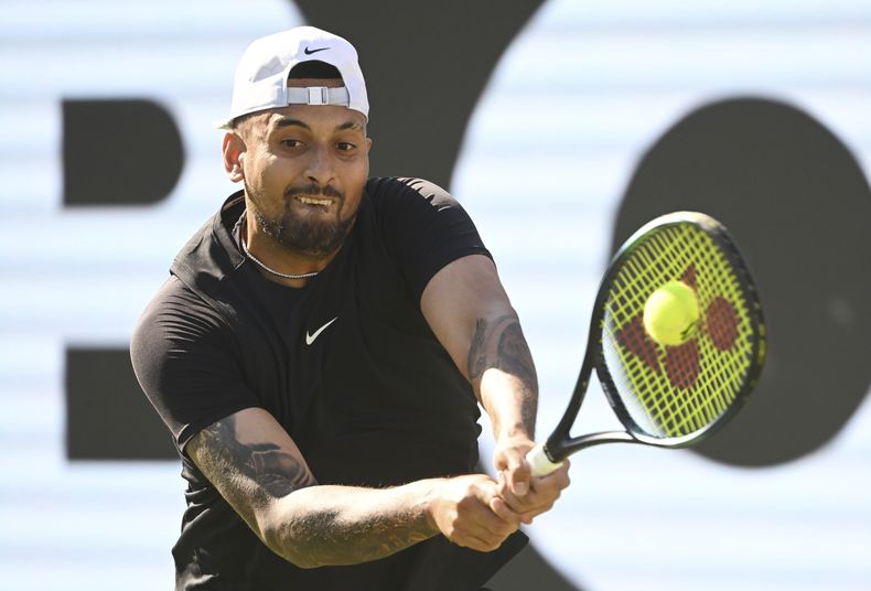 Nick Kyrgios devuelve ante Wu Yibing en el Abierto de Stuttgart, el martes 13 de junio de 2023. (Marijan Murat/dpa vía AP)