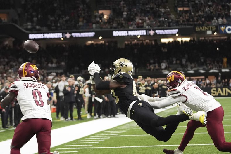 El ala cerrada de los Saints de Nueva Orleans, Juwan Johnson (83), falló una conversión de dos puntos en la segunda mitad de un partido contra los Commanders de Washington en Nueva Orleans, el domingo 15 de diciembre de 2024. (AP Foto/Gerald Herbert)