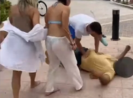 brutal pelea entre varias personas y un hombre en hollywood beach deja a este inconsciente y tirado en medio de la calle