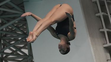 La medallista olímpica mexicana Alejandra Orozco entrena en la capital de su país el viernes 7 de junio de 2024 (AP Foto/Marco Ugarte)
